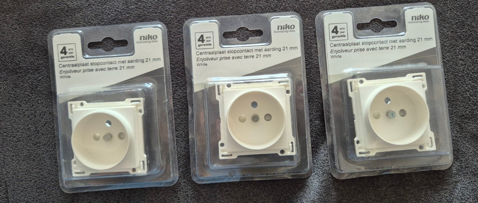 Niko centraalplaat voor stopcontact met aarding 21 mm, Doe-het-zelf en Bouw, Ophalen of Verzenden, Nieuw, Overige merken, Stopcontact