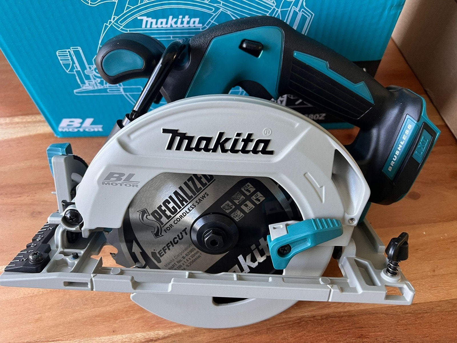 Nouvelle scie circulaire Makita LXT DHS 680, Bricolage & Construction, Outillage | Scies mécaniques, Scie circulaire, Enlèvement