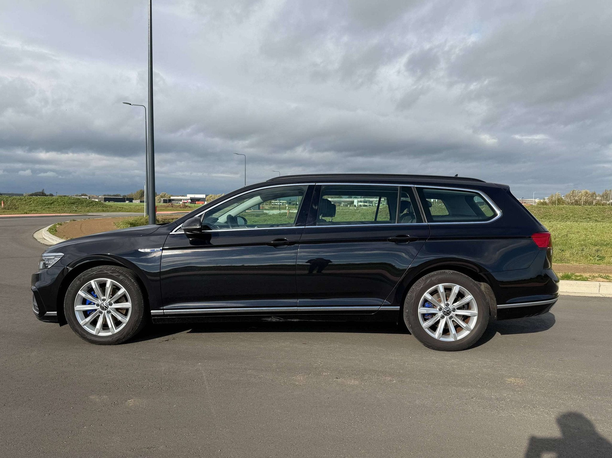 Volkswagen Passat Variant Passat SW GTE 1.4 TSI PHEV Busines, Auto's, Stof, Gebruikt, 4 cilinders, Elektrische koffer