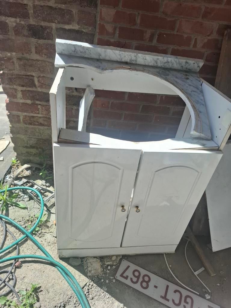 Badkamermeubeltje tablet is kapot.lavabo met kraan en spiege, Ophalen of Verzenden