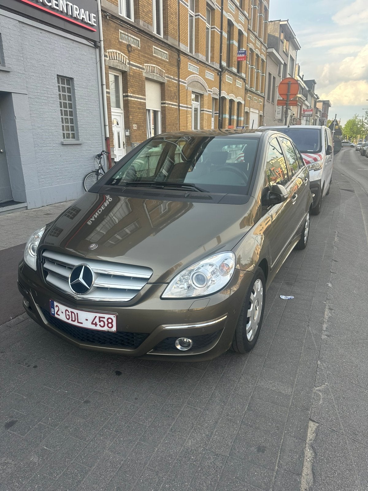 Mercedes B200 benzine automaat 186000 km, Auto's, Automaat, Zwart, Overige kleuren, Parkeersensor