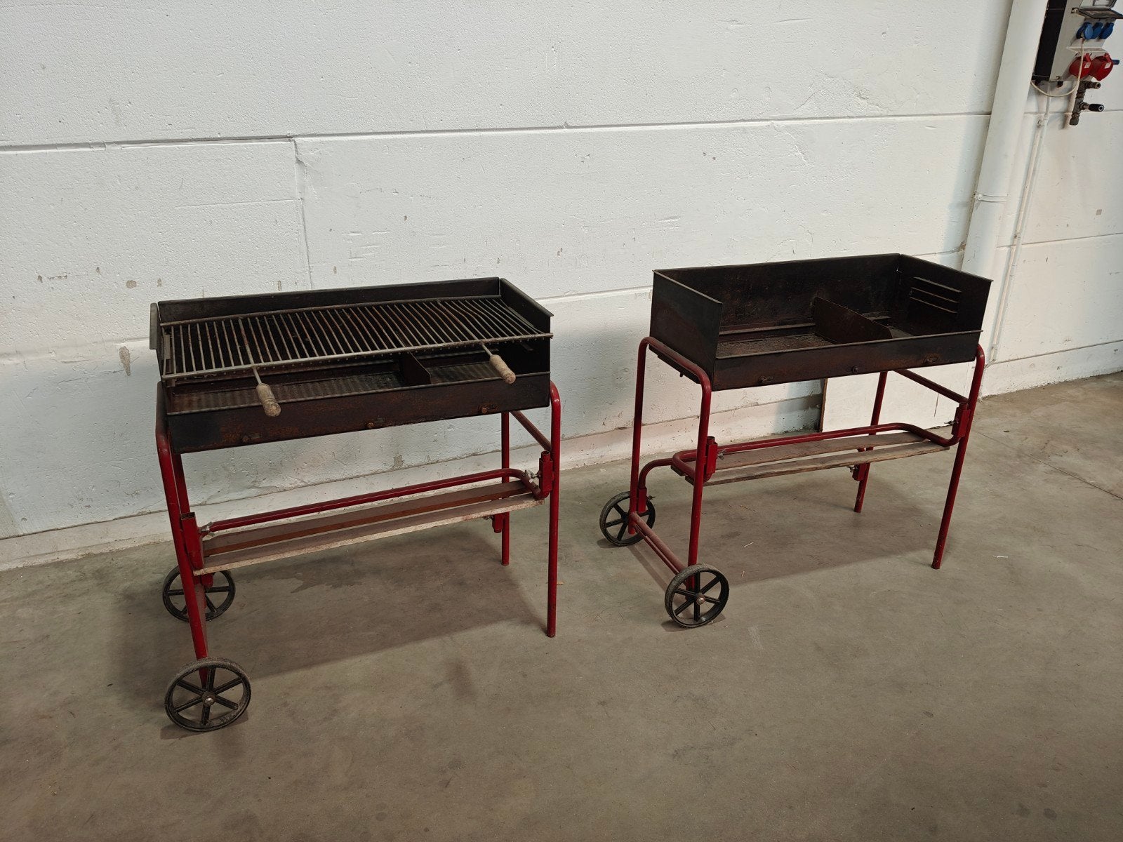 2 Houtskool Barbecue op Wielen bbq 90x40 cm, Ophalen, Gebruikt, Onbekend, Onbekend