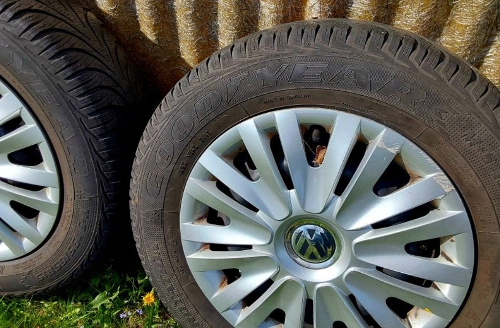 4 jantes VW Golf avec des pneus hiver 195/65-15, Autos : Pièces & Accessoires, 15 pouces, Pneus et Jantes, Pneus hiver, Enlèvement