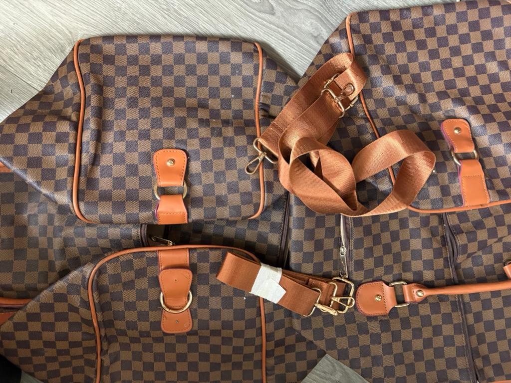 2 lederen tassen waarvan 1 nooit gebruikt is geweest ., Handtassen en Accessoires, Ophalen, Zo goed als nieuw