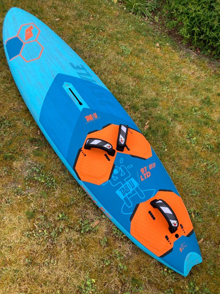 Tabou 3S 97 liter 2024 in nieuwstaat, Watersport en Boten, Windsurfen, Ophalen, Tabou, Minder dan 250 cm, Zo goed als nieuw