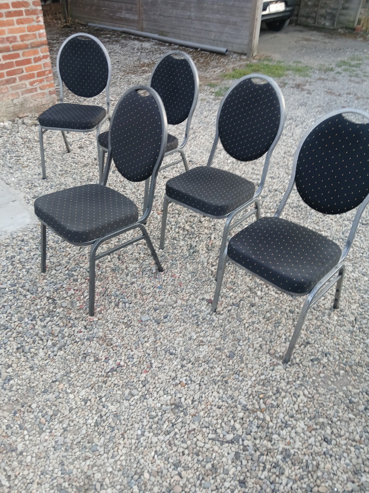 5 mooie stapelstoelen, Ophalen