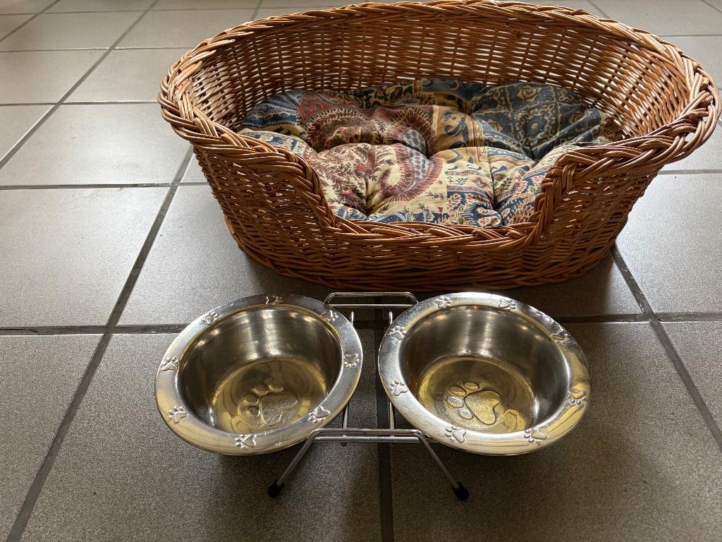 Hondenmand +drink en voederbak, Ophalen, Zo goed als nieuw, Riet