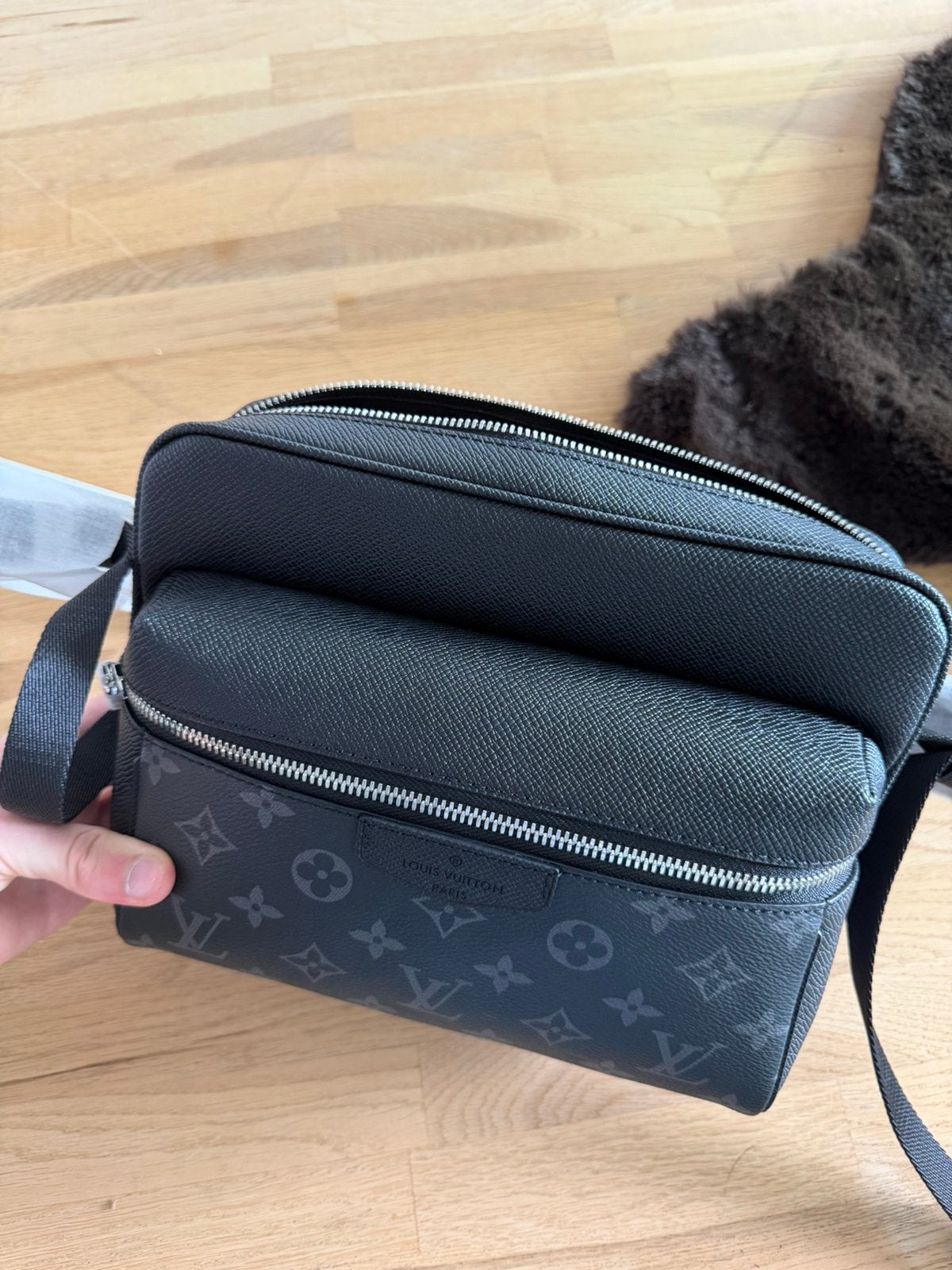 Louis vuitton outdoor messenger tas, Handtassen en Accessoires, Tassen | Schoudertassen, Zwart, Nieuw, Leer, Ophalen