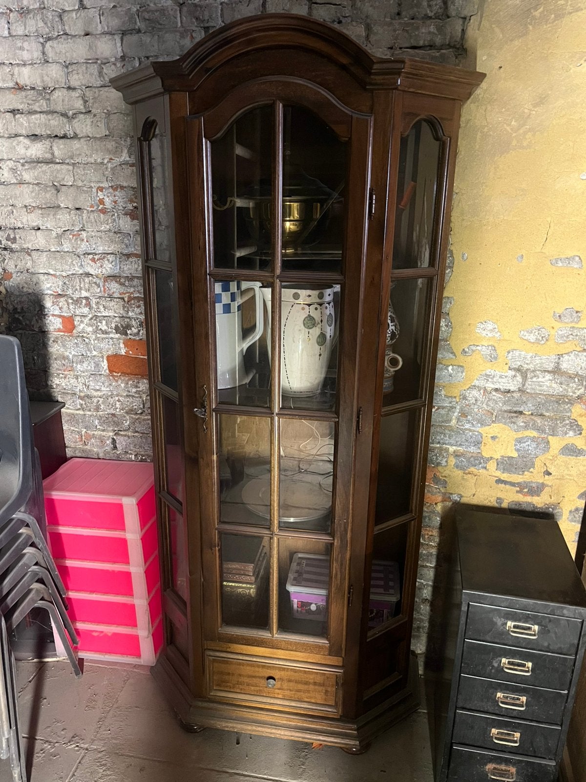Vitrine ancienne en bois massif, deux portes vitrées,, Enlèvement, Utilisé