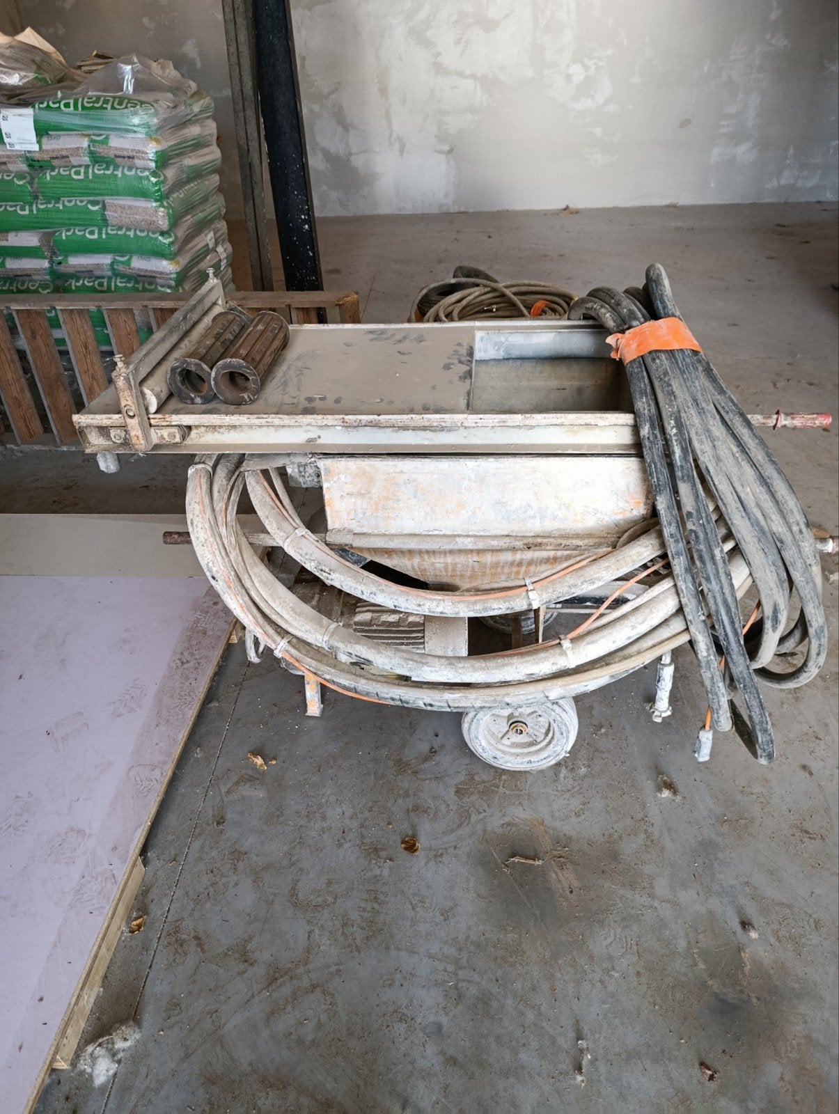 Cement/ mortel spuitmachine met compressor, Ophalen, Gebruikt