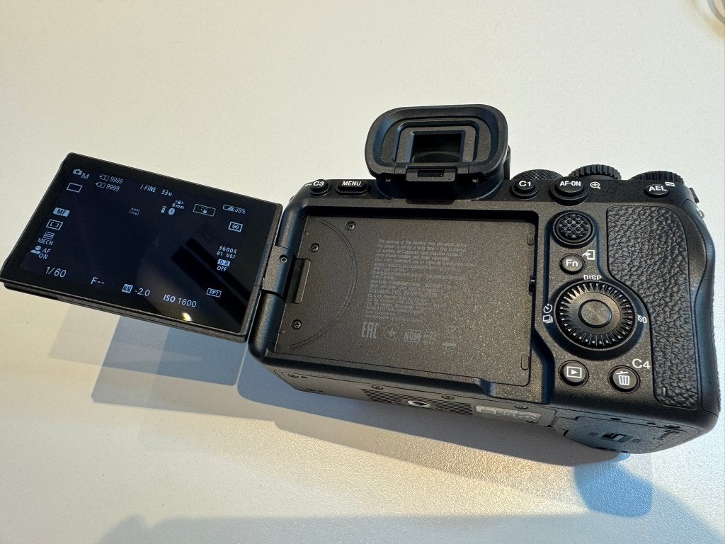 Sony A7 IV, Enlèvement, Sony