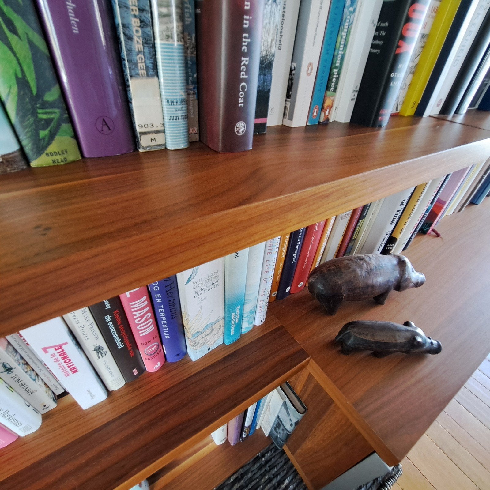 Zwevende boekenplanken in notelaar fineer. Hülsta!, Ophalen, Zo goed als nieuw