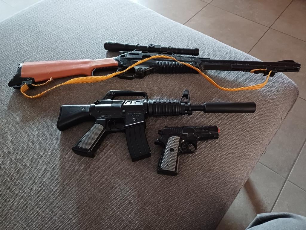 Armes jouets, Enlèvement