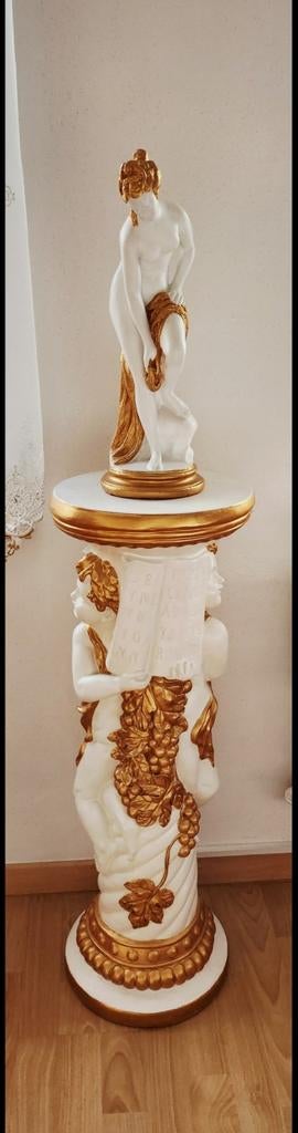 Statue de femme avec colonne en forme d anges, Enlèvement
