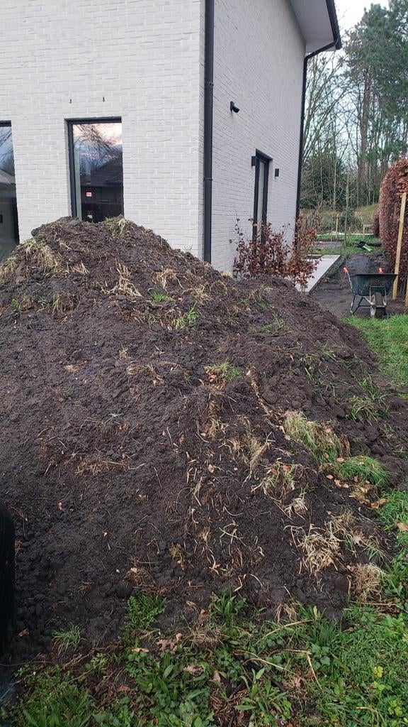 Zwarte grond met stukjes gras : gratis af te halen, Enlèvement