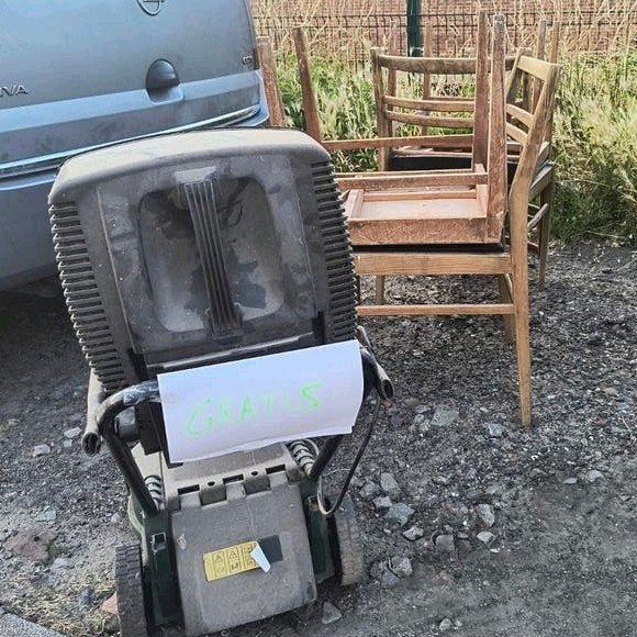 4 binnenstoelen en grasmachine, Tuin en Terras, Ophalen