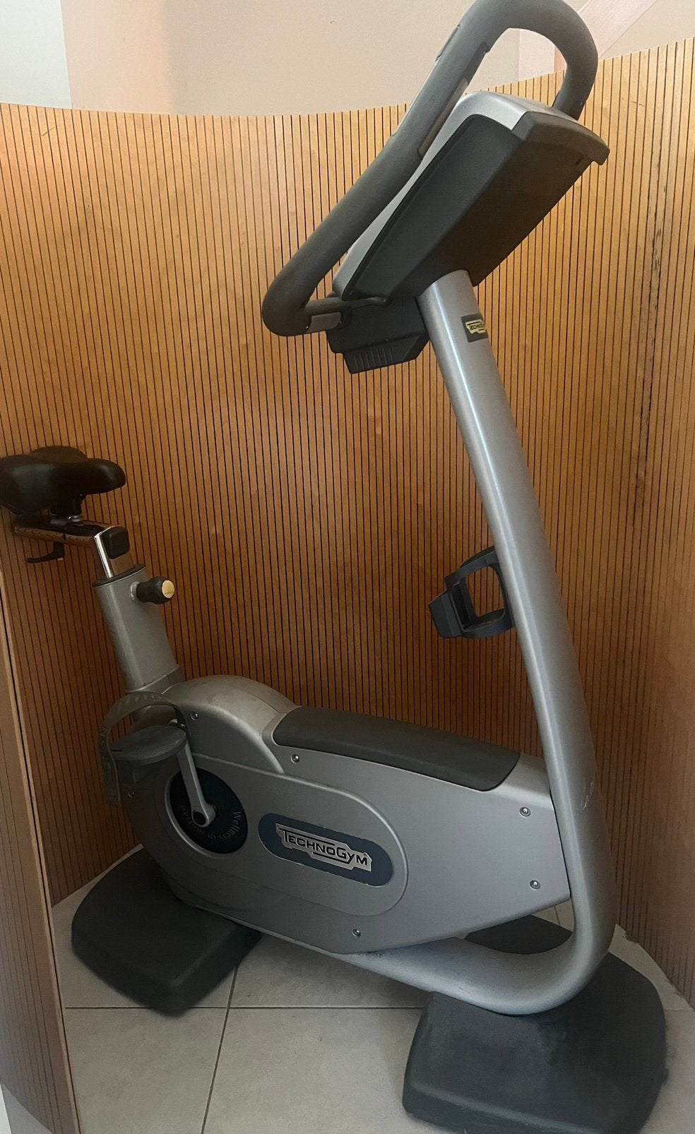 TECHNOGYM - VÉLO DROIT - EXCITE- MED, Sports & Fitness, Enlèvement, Utilisé, Autres matériaux, Vélo d'appartement