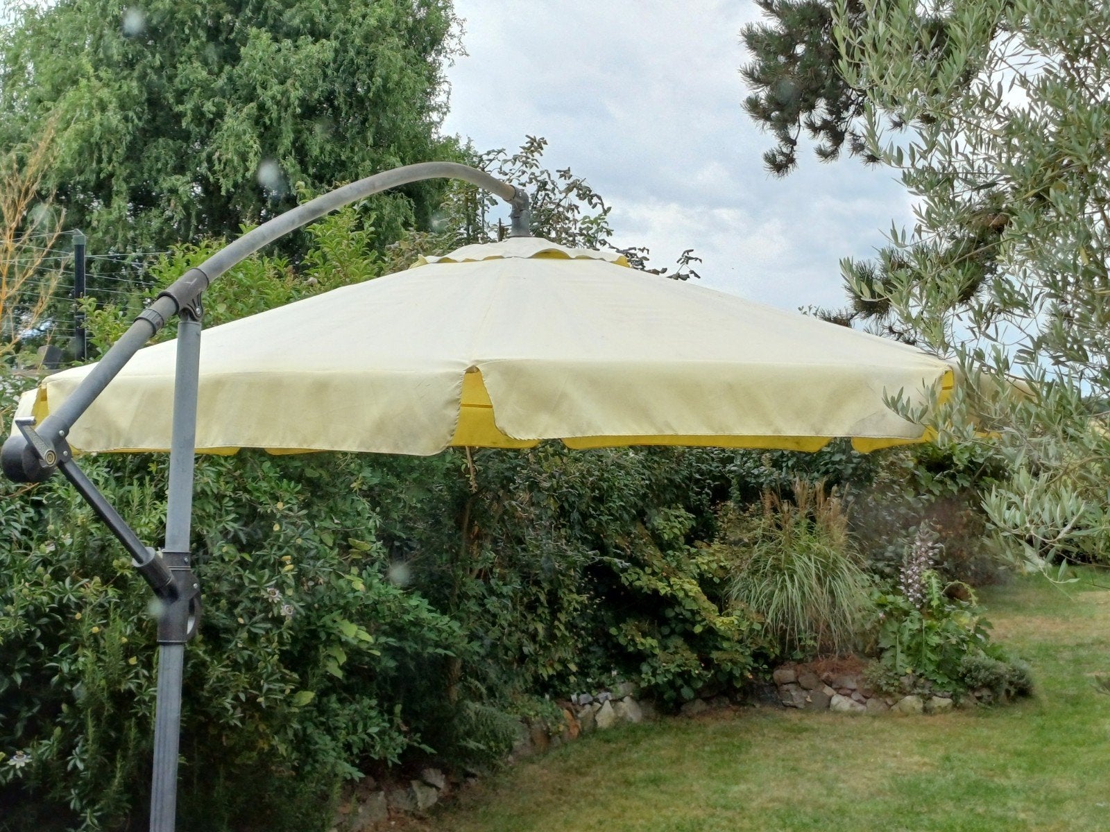 Parasol déporté avec pied et dalles inclus, Jardin & Terrasse, Enlèvement, Utilisé, 3 à 4 mètres, Parasol flottant