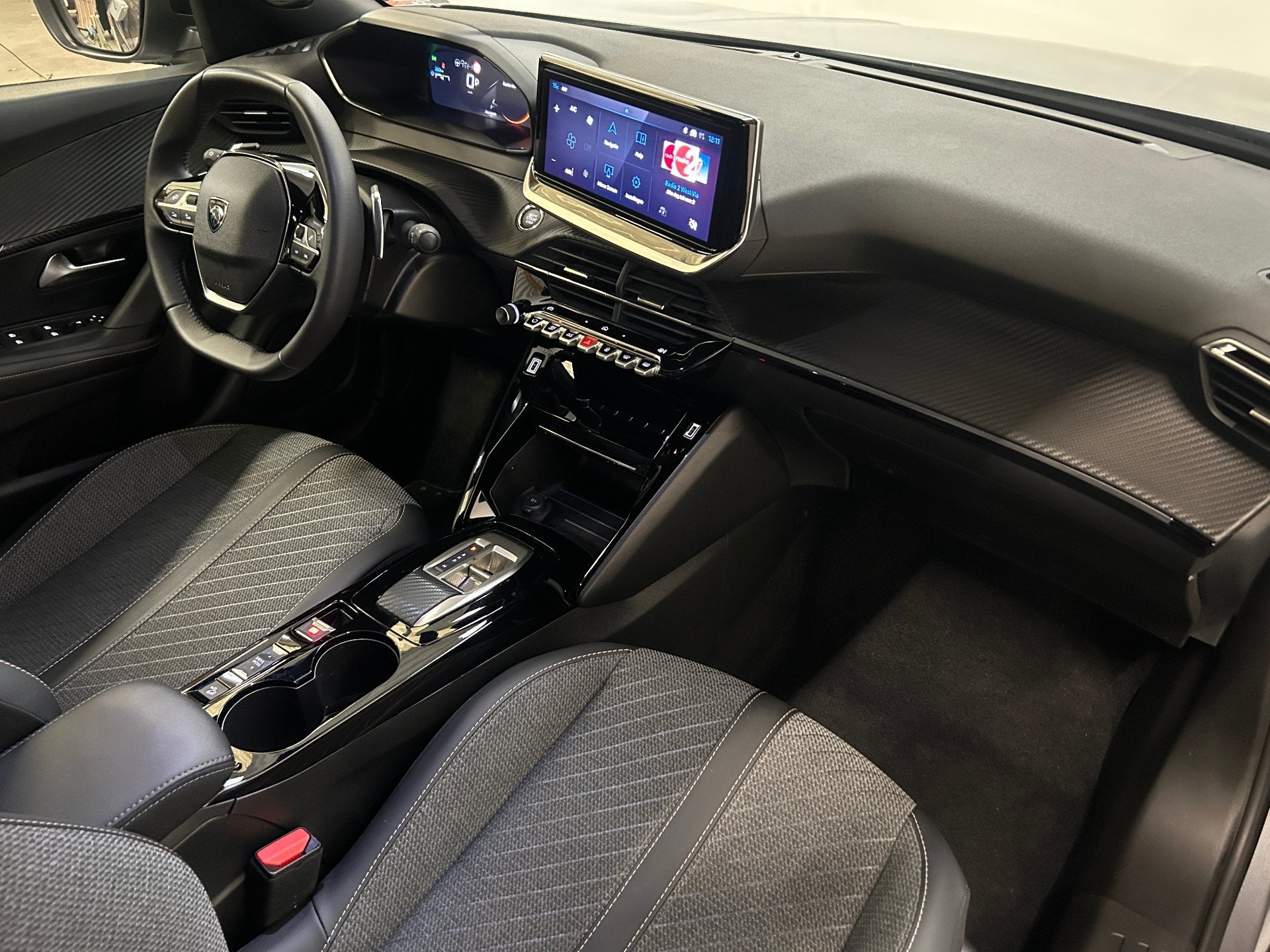 Peugeot 2008 Hybrid Allure e-DSC6 (bj 2025, automaat), Stof, Euro 6, 110 g/km, 136 pk