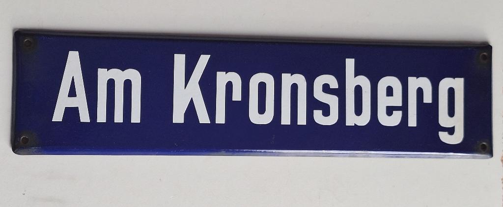 Ancienne plaque émaillée allemande nom de rue "Am Kronsberg", Antiquités & Art, Antiquités | Email, Enlèvement ou Envoi