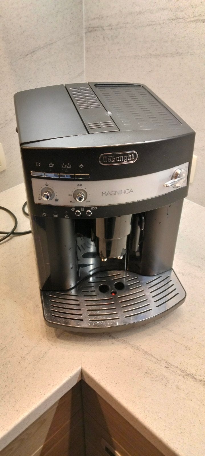 Delonghi Magnifica, Machine à espresso, Réservoir d'eau amovible, Café moulu, Enlèvement