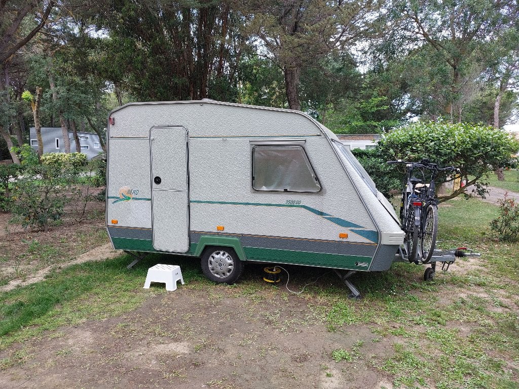 Lichtgewicht caravan Delta 350DD, Caravans en Kamperen, Vast bed, Luifel, Treinzit, Tot en met 3