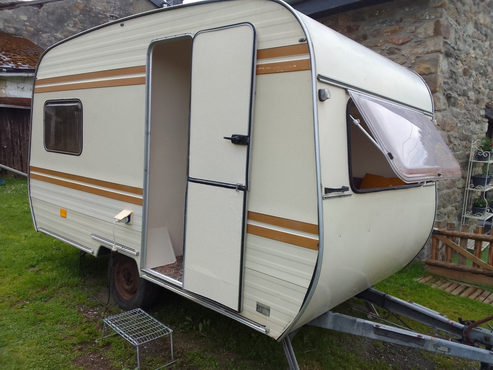 Caravane 680kg AVEC PAPIERS, Particulier, Lit fixe