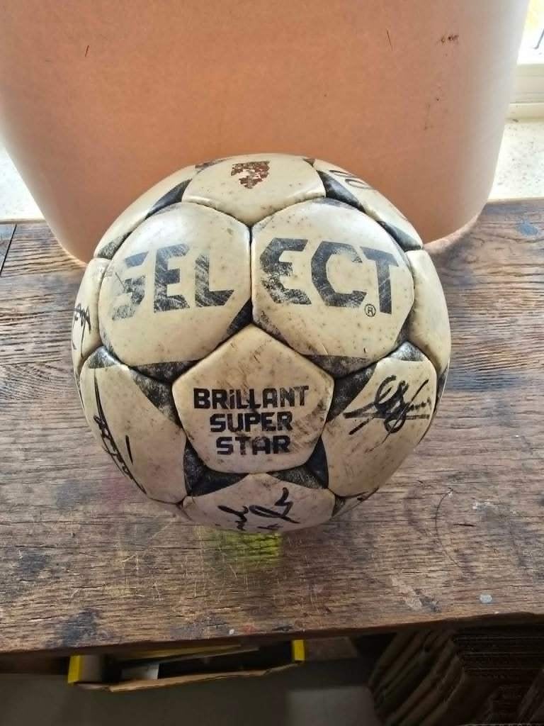 gesigneerde wedstrijd bal ksv Waregem-kv Mechelen 86-87, Verzamelen, Ophalen of Verzenden, Gebruikt, Shirt