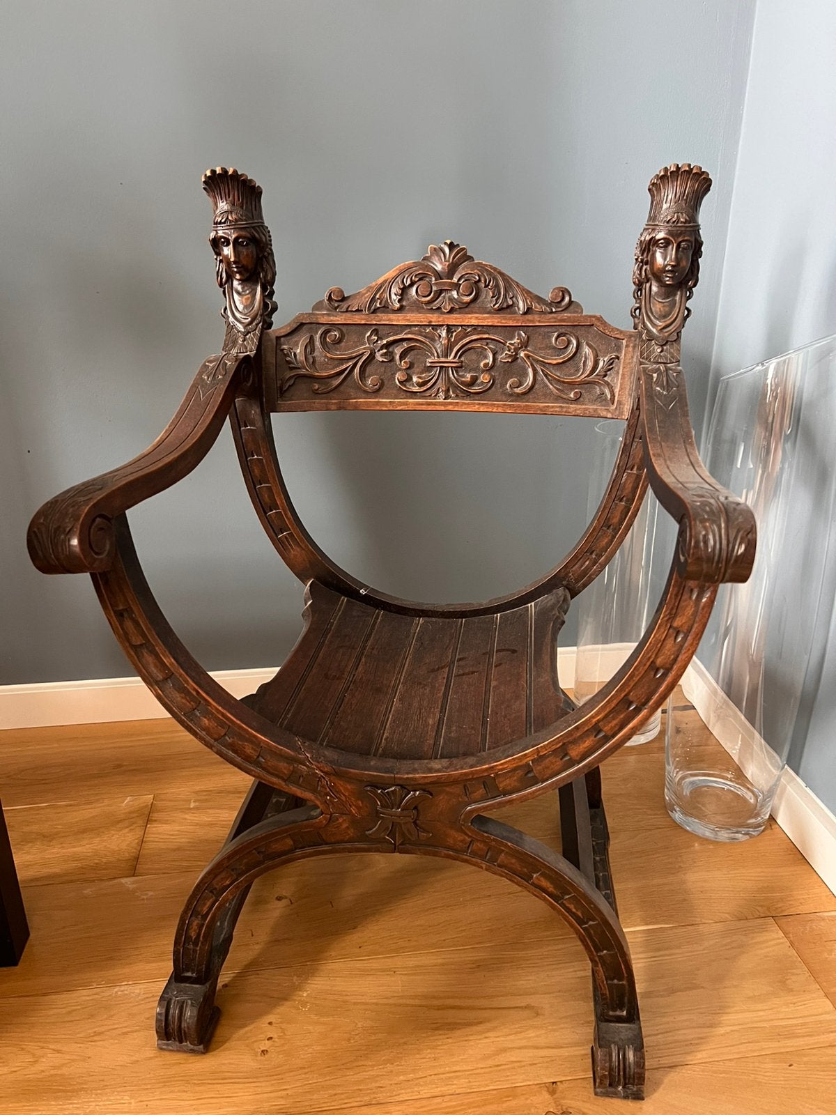 Chaise ancienne, fin du XIXe/début du XXe siècle, Enlèvement