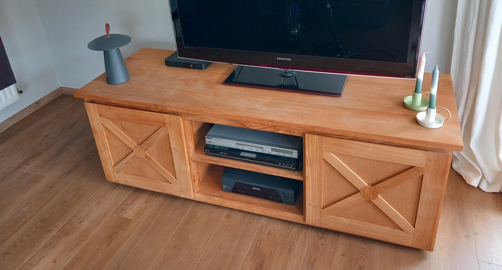 Houten televisiemeubel, Ophalen