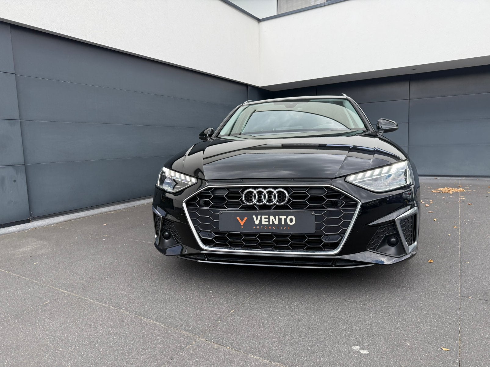Audi A4 35 TFSI S line Automaat eerste eigenaar, Dealer onderhouden, 4 cilinders, Zwart, Leder