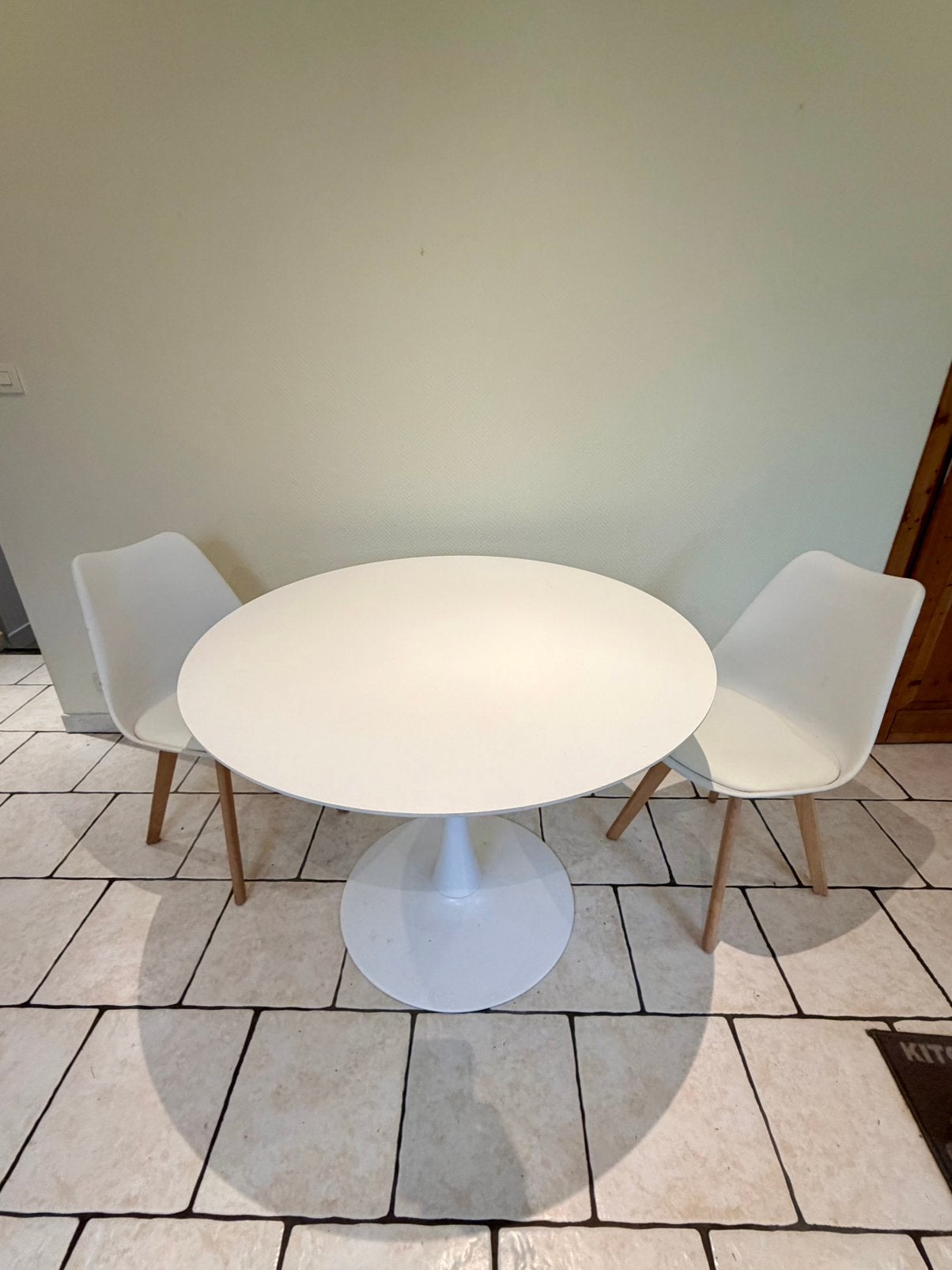 Ronde tafel in nieuwstaat + 2 stoelen, Huis en Inrichting, Ophalen, Zo goed als nieuw, Rond