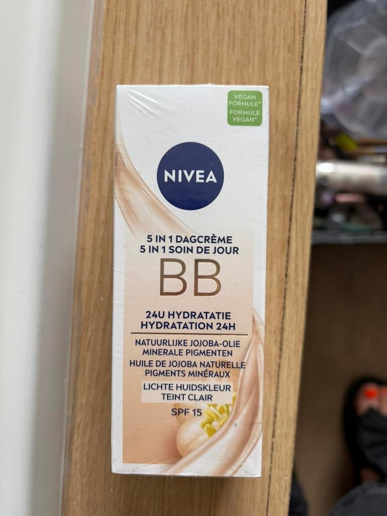 Nivea BB cream light NOUVEAU, Enlèvement, Neuf, Tout le visage, Soins
