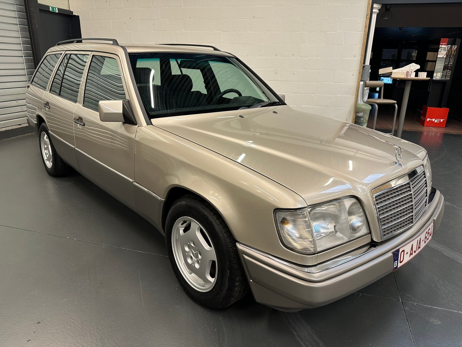 Mercedes 124 Break bj95 2.2 benzine nieuwstaat! Zie foto’s!, Auto's, Mercedes-Benz, Automaat, Beige, Break, Particulier