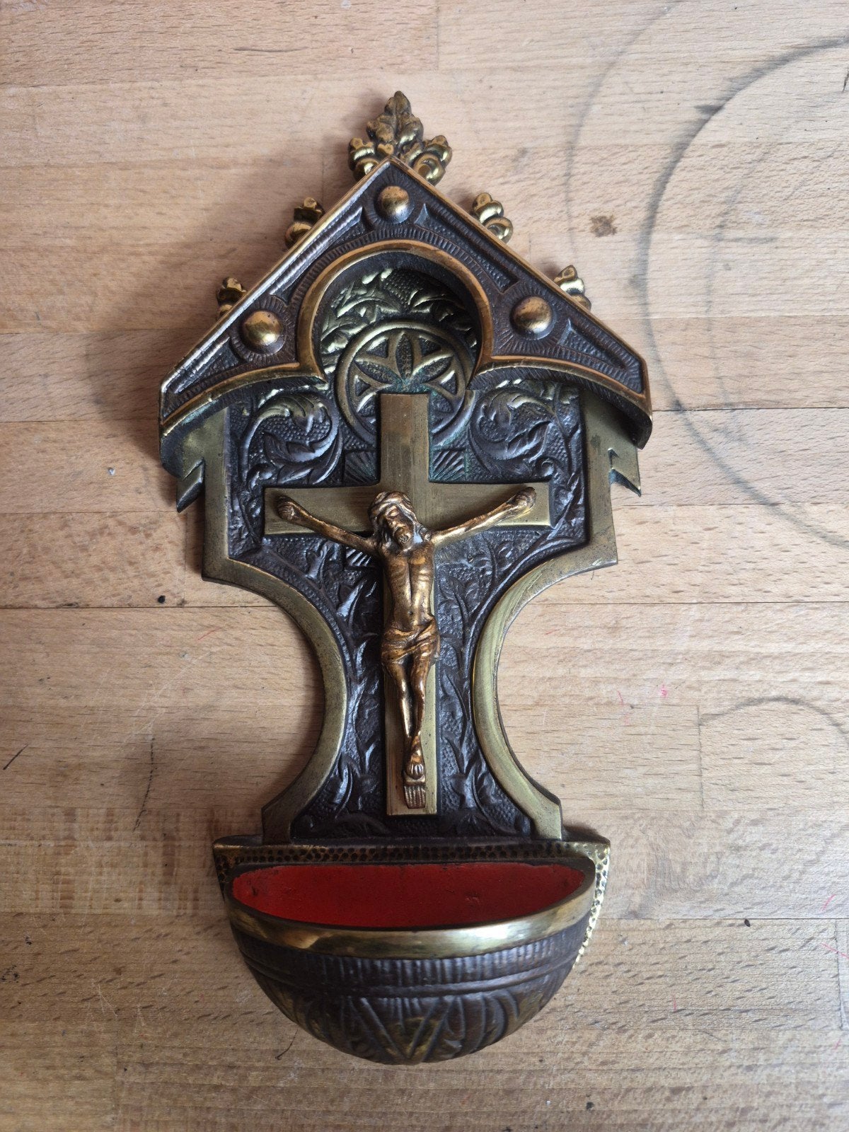 Bénitier mural ancien en bronze / laiton style Gothique – Cr, Enlèvement ou Envoi, Utilisé, Autres types, Christianisme | Catholique