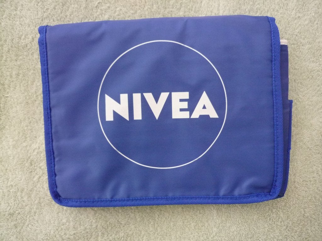 Articles de pub : Trousse Nivea-coussin Kodak-Sac Chiquita, Collections, Marques & Objets publicitaires, Neuf, Autres types, Enlèvement ou Envoi