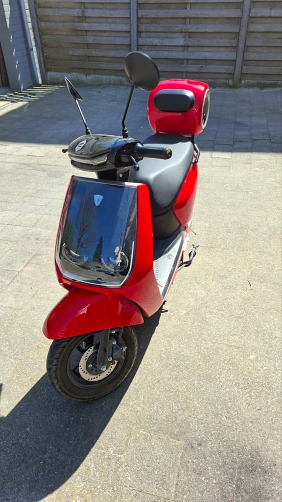 Elektrische scooter weinig km., Fietsen en Brommers, Ophalen, Overige modellen, Elektrisch, Klasse B (45 km/u)