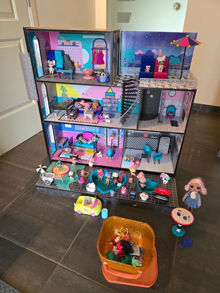 L.O.L. Surprise! OMG dollhouse, Enfants & Bébés, Jouets | Maisons de poupées, Enlèvement