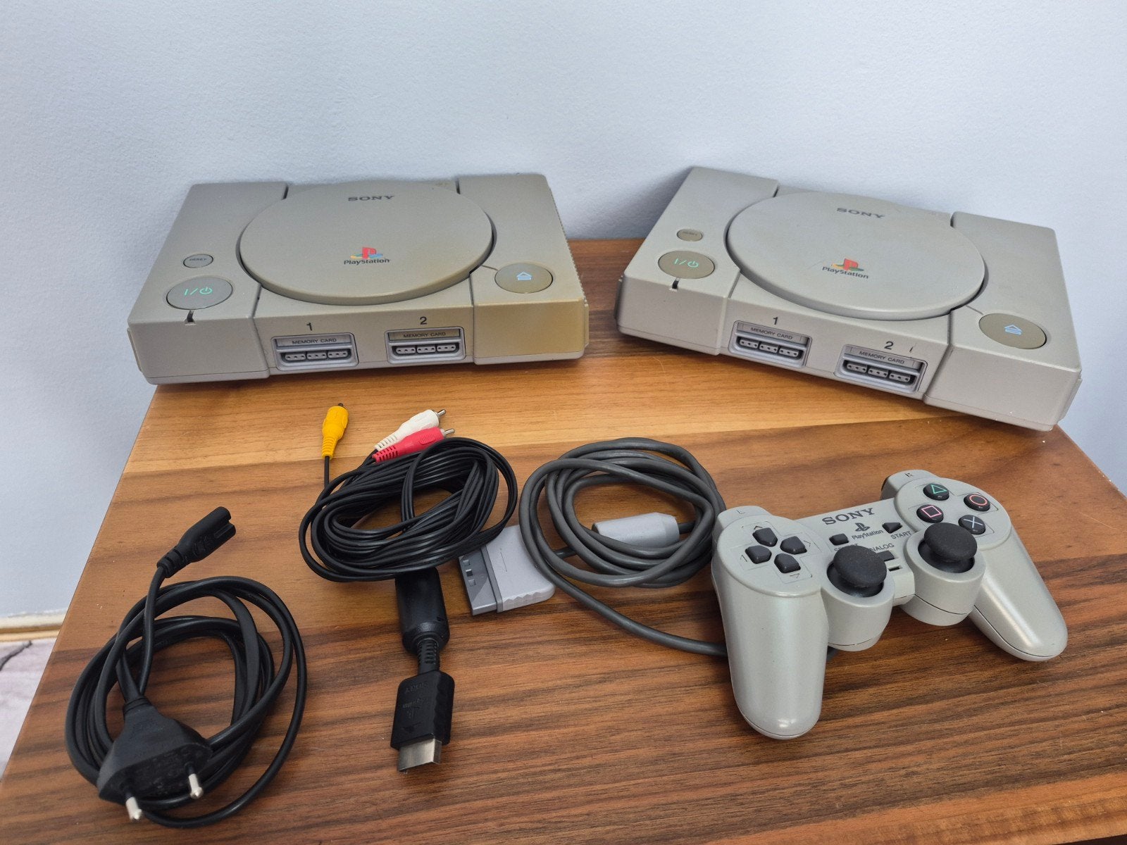 Lots 2 console playstation 1, Games en Spelcomputers, Spelcomputers | Sony PlayStation 1, Gebruikt, Met 1 controller, Met geheugenkaart