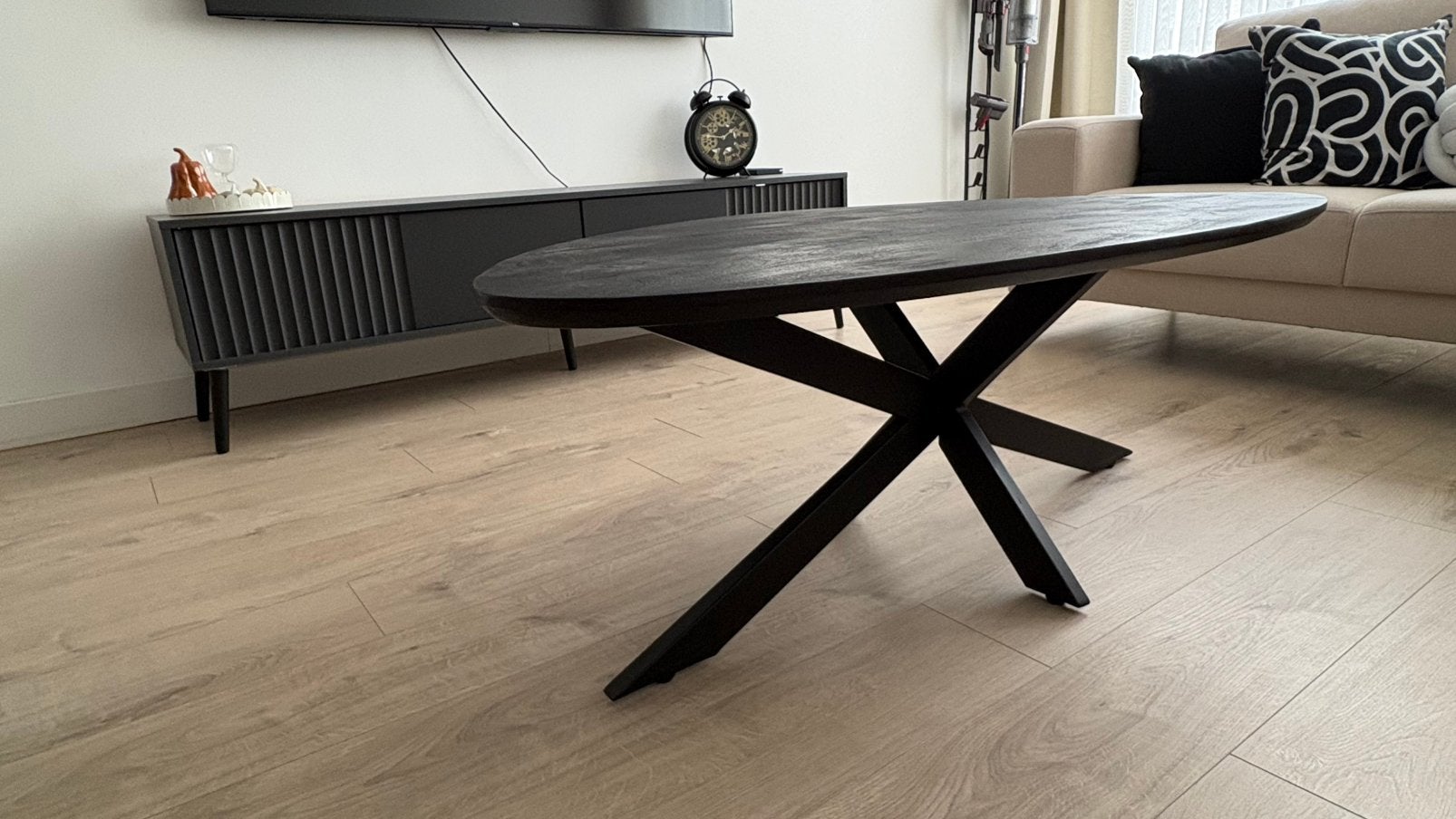 Moderne zwarte ovale salontafel met kruispoot – € 250, Huis en Inrichting, Ophalen, Ovaal