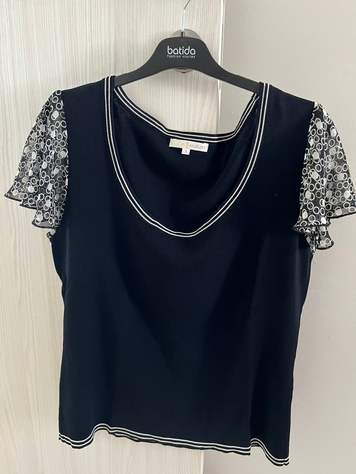 Een blouse van ONE DAY ELSEWHERE. Maat 42/44, Kleding | Dames, Ophalen, Zo goed als nieuw