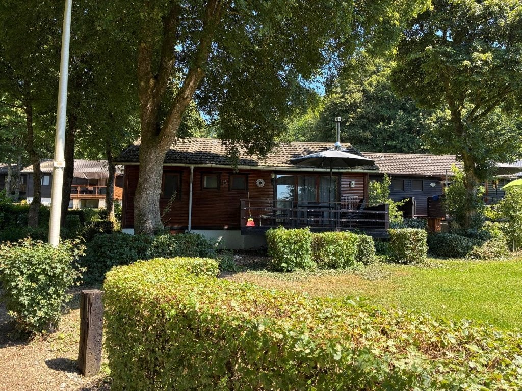Chalet 74 La Boverie te Rendeux (ardenne België), 5 personen, In bos, 2 slaapkamers, Recreatiepark