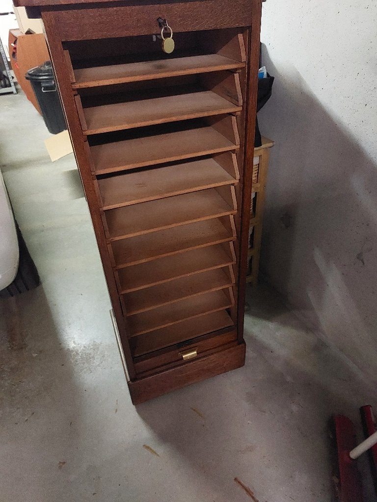 Rolluikkast (tambour cabinet / archiefkast), Ophalen