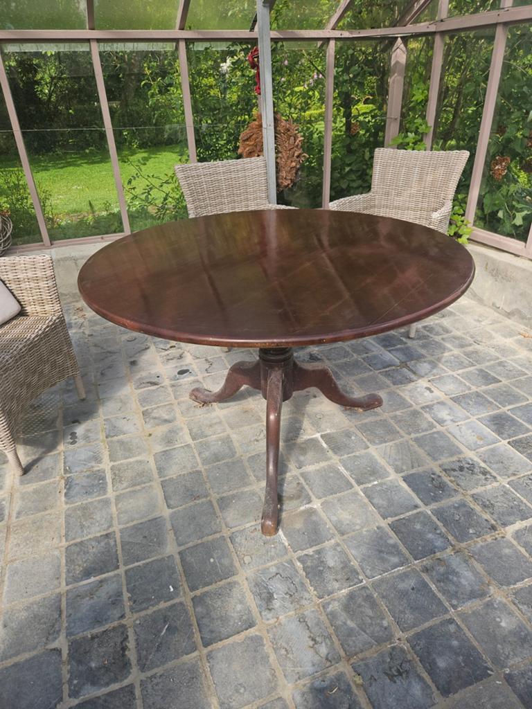 Table ronde en bois, Enlèvement