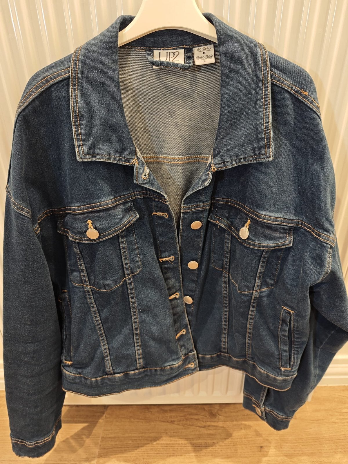Mooie dames jeansjas maat M-L, Kleding | Dames, Jasjes, Kostuums en Pakken, Ophalen, Zo goed als nieuw, Maat 38/40 (M)