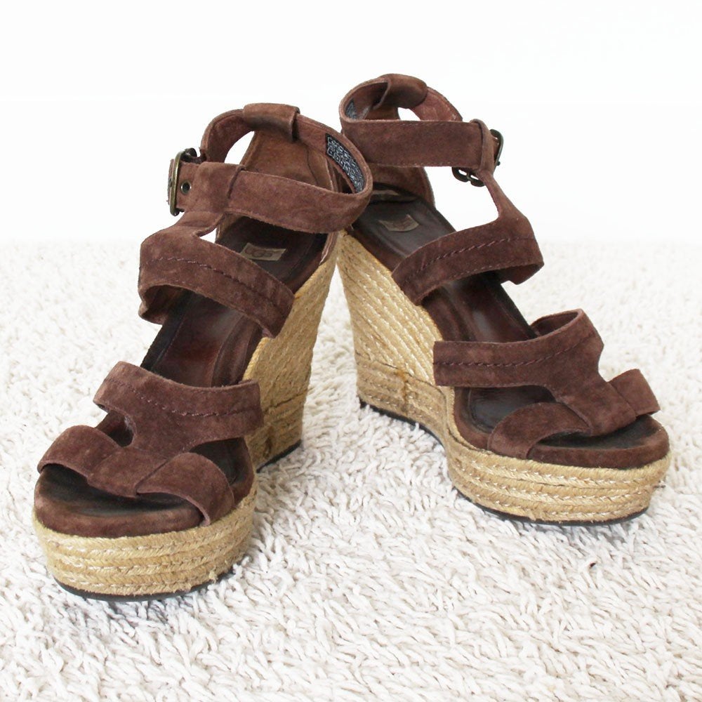 Mooie Suede Ugg Sleehak - s23 (Maat 40) € 35,-, Kleding | Dames, Bruin, Zo goed als nieuw, Ugg, Sandalen of Muiltjes