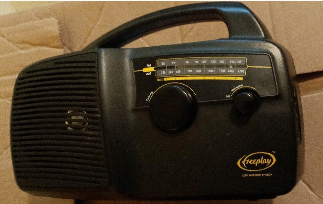 AM/FM Free Play draagbare radio met slinger op zonne-energie, Zo goed als nieuw, Radio