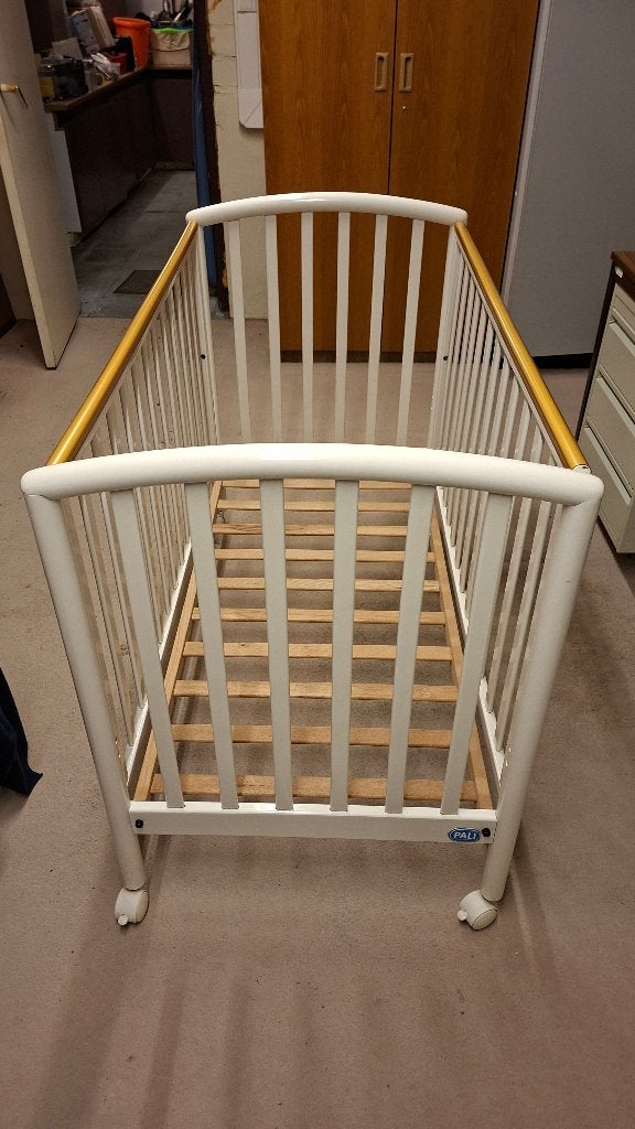 wit kinderbedje met in hoogte verstelbare zijkanten, Ophalen, Gebruikt, Minder dan 140 cm, Lattenbodem