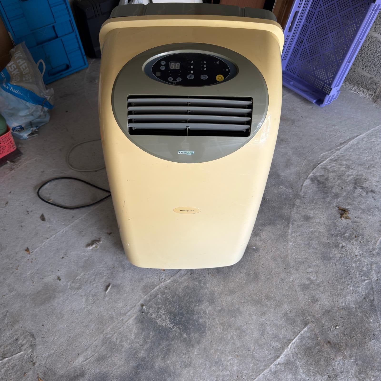 Climatiseur mobile 10 000 BTU (réservoir d'eau endommagé), Electroménager, Enlèvement
