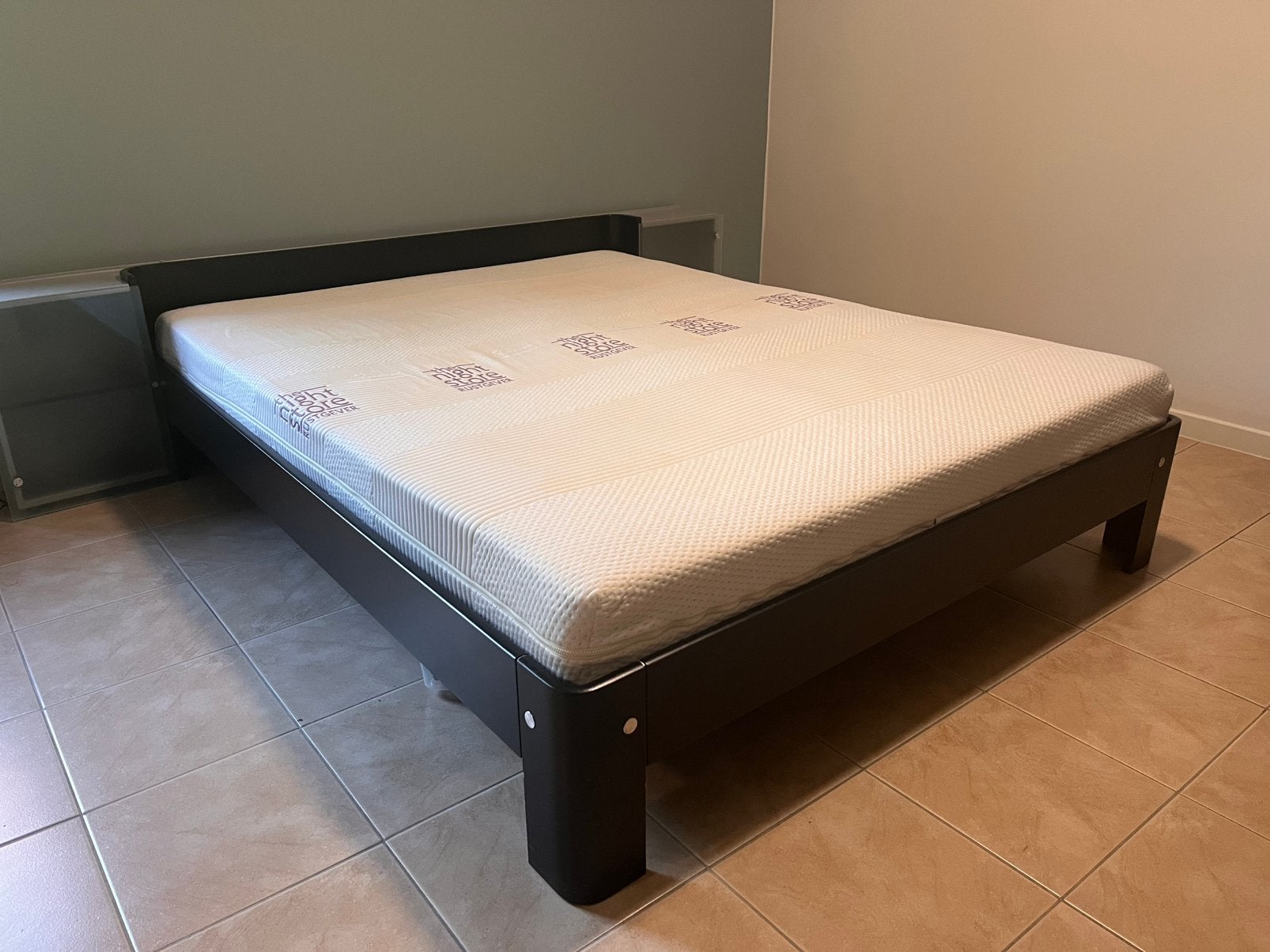 Auping bed + kopstuk met dimbare verlichting en nachtkastjes, Ophalen, Gebruikt, Zwart, 200 cm